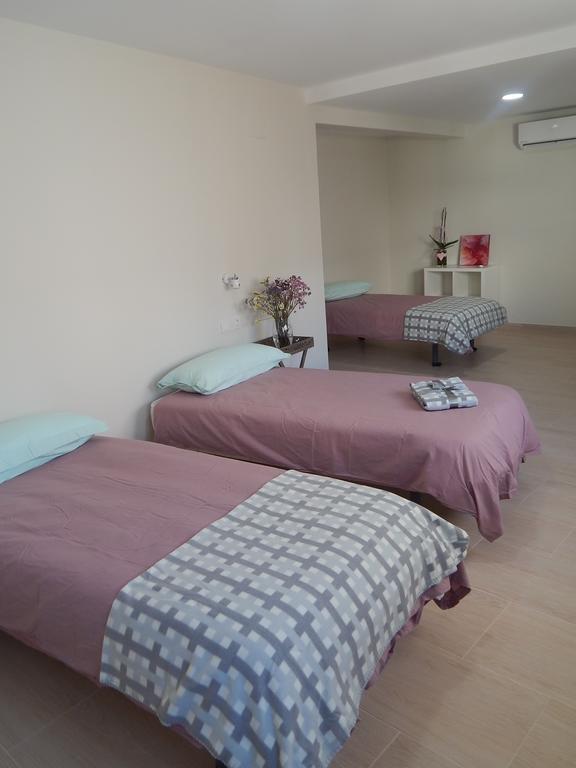 Apartamentos La Rosita Бенидорм Номер фото
