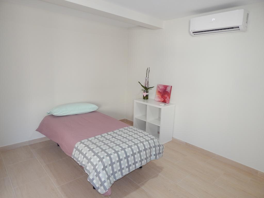 Apartamentos La Rosita Бенидорм Номер фото